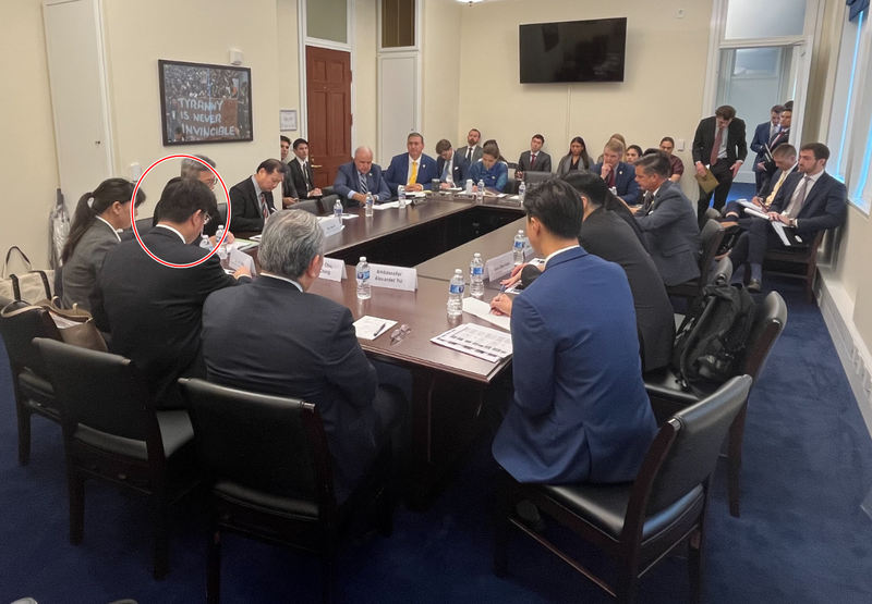 美國眾議員莫蘭PO出邱垂正（紅圈處）赴眾議院中國問題特別委員會報告的照片。邱垂正右手邊是我國駐美代表俞大㵢。（圖翻攝自Nathaniel Moran_X平台）