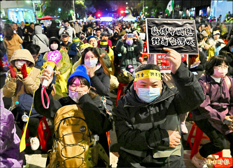 藍白立委去年12月20日強硬通過「選罷法」、「憲法訴訟法」與「財政收支劃分法」三大爭議法案，公民團體發起的「冬季青鳥在台北」活動昨晚持續聚集於立法院外，抗議藍白硬闖惡法。（資料照）