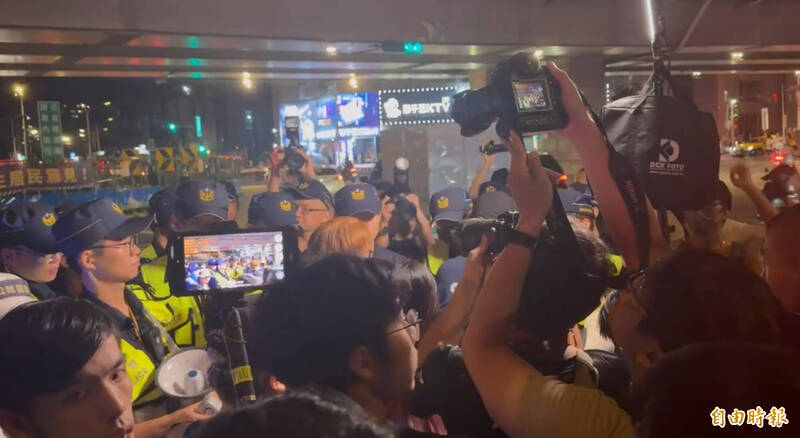 公館圓環拆除倒數！抗議民眾不肯離去 正面對決警方嗆：叫指揮官出來