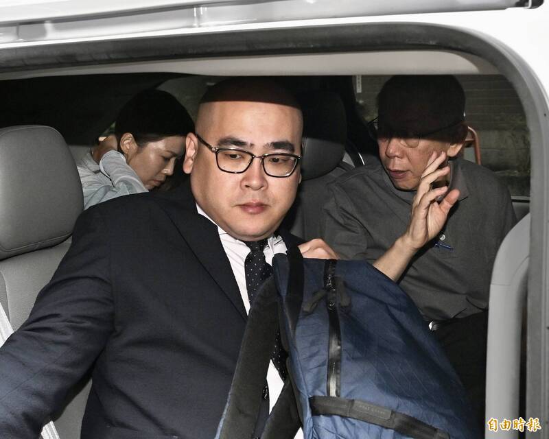 柯文哲（右）9日開庭結束後與證人陳智菡（左）。（資料照，記者塗建榮攝）