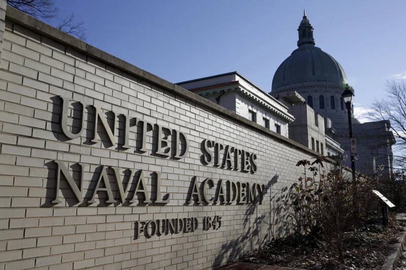 位于马里兰州的美国海军官校（U.S. Naval Academy）于当地时间周四晚间进入封锁状态，据指校内发现可疑活动，不过官员强调目前没有枪击威胁。 （美联社）