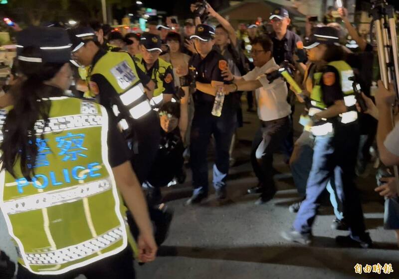 與公館圓環合影「拍遺照」遭警兩度抬走 男學生轟：是市長在為難你