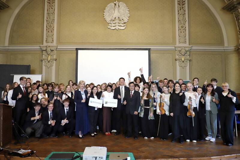 高雄拓展城市外交也結合國際教育合作，高市府訪團造訪卡托維茲知名且歷史悠久的卡托維茲第三中學。（行國處提供）