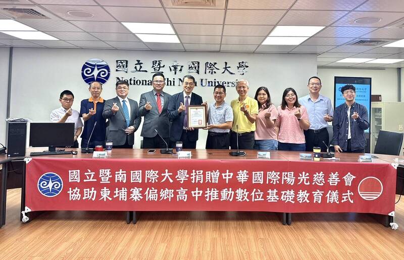 台灣來幫忙！暨大與陽光慈善會助柬埔寨偏鄉高中數位教育