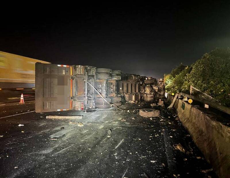 半聯結車撞擊國道護欄後翻覆並爆炸起火燃燒，所幸火勢很快被撲滅。（圖由國道警方提供）