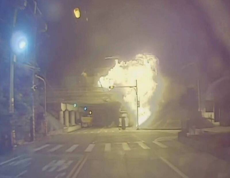 轟！國1彰化半聯結車撞護欄翻覆爆炸 噴飛險砸巡邏車