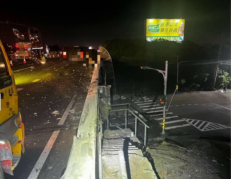 半聯結車撞擊國道護欄後翻覆，水泥塊等設施還掉落平面道路。（圖由國道警方提供）