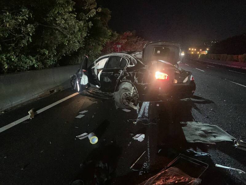 國3小客車深夜自撞護欄駕駛失聯 後面4車遭殃