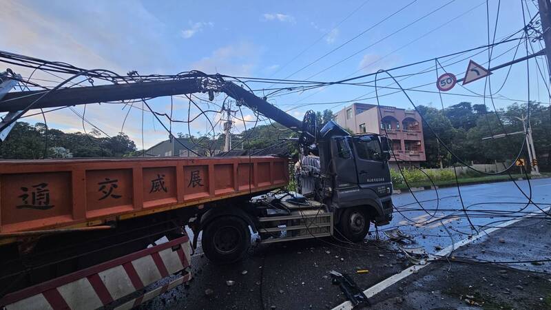 疑天雨路滑！砂石車橫山國中前自撞電線桿 影響12小時