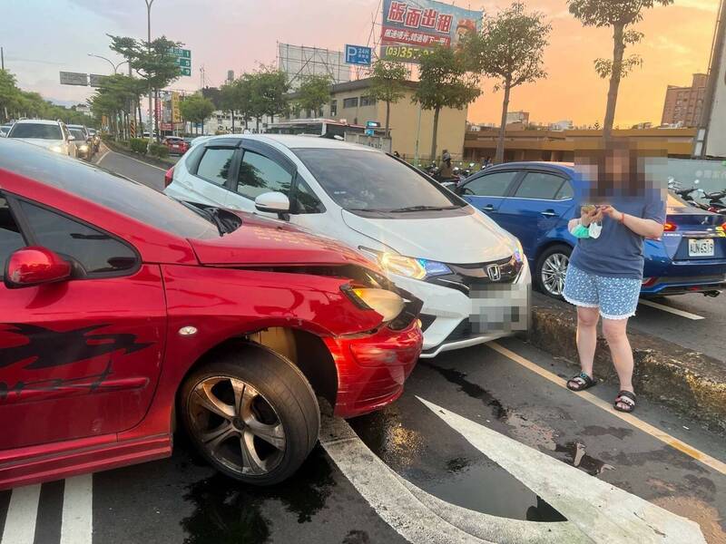 路況不熟？毒駕？男子先倒車再逆向撞車 警方要追查