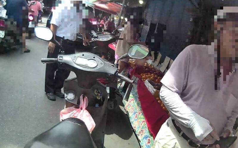 屏縣2男同攤買水果都不拔機車鑰匙 騎錯車鬧烏龍