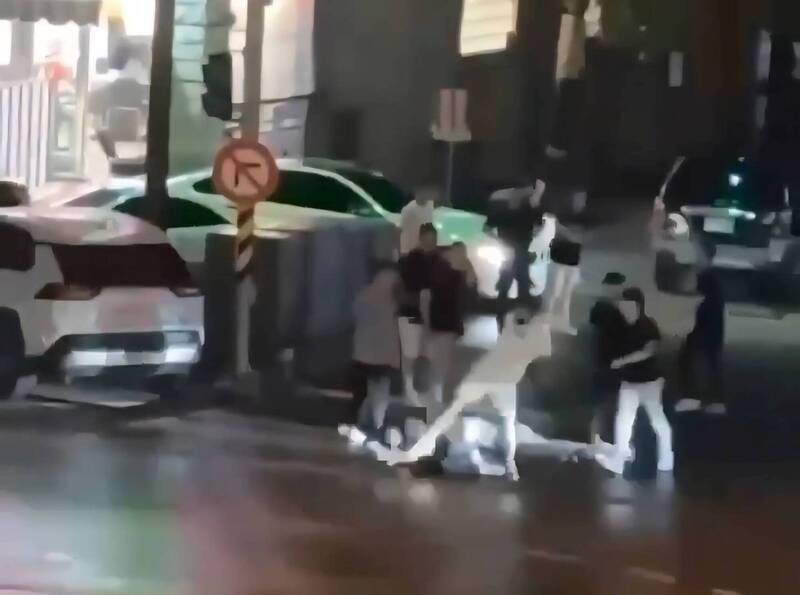 買中古BMW半年頻修車 男糾眾在苗縣警局旁當街將賣方打趴