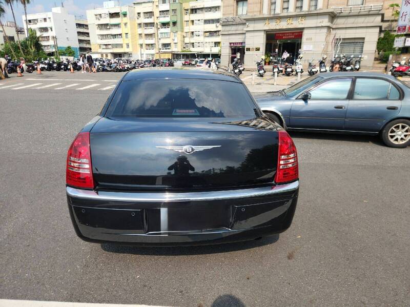 真身揭曉！克萊斯勒300C變身「賓利」 車禍照引網友熱議