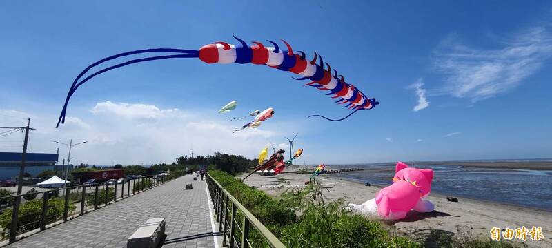 30公尺藍鯨風箏飄揚 「秋糕憩爽風大安」熱鬧登場