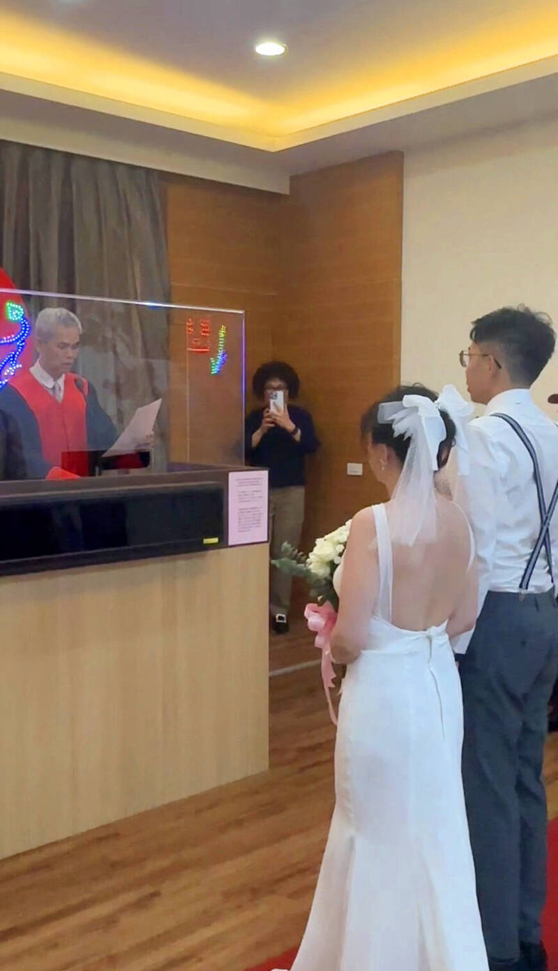 農曆7月近尾聲 南投地院下半年首對公證結婚新人仍避開「鬼月」