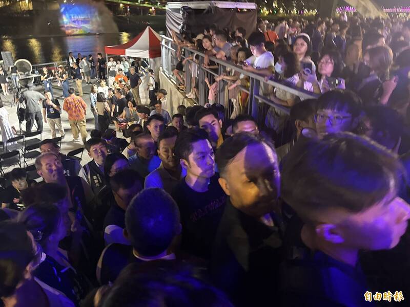人潮爆量卡住！台北水舞嘉年華散場  蔣萬安受困階梯、滿臉尷尬