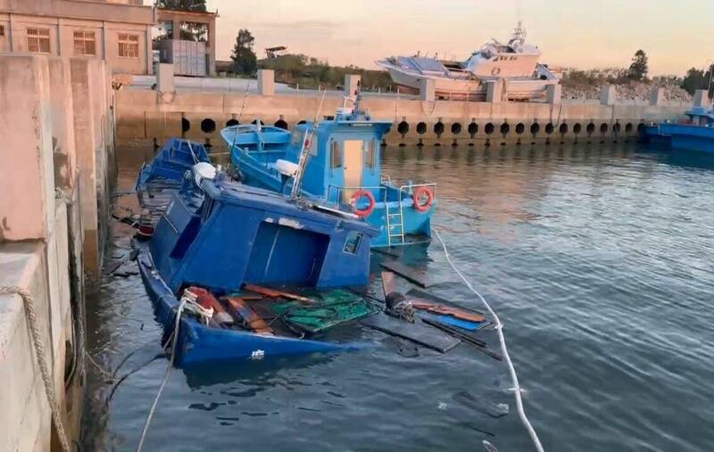 金門雜貨船下沈柴油外溢  緊急布放攔油索控制油污