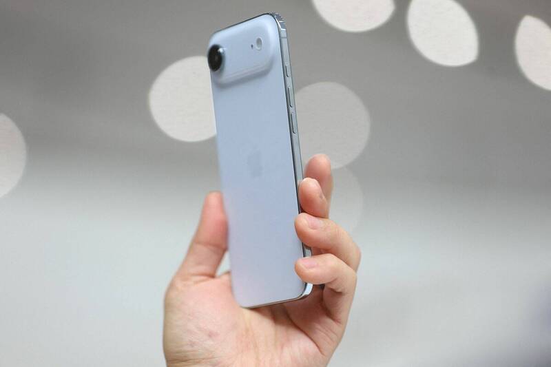 苹果iPhone Air号称史上最薄的iPhone。 (路透)