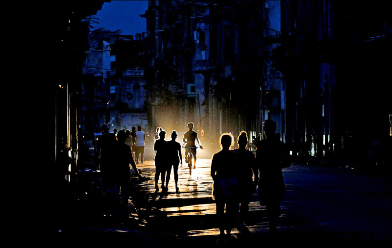 中英對照讀新聞》Cuba suffers fifth nationwide blackout in a year 古巴遭遇一年內第五次全國大停電