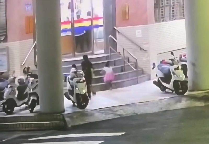 暖助帶兩娃媽媽！竹市女警反遭網友爆拒受理詐騙報案 警所還原始末