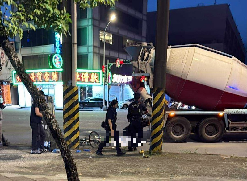 台北市南港路三段、八德路四段口發生單車與水泥預拌車碰撞死亡車禍。（記者鄭景議翻攝）