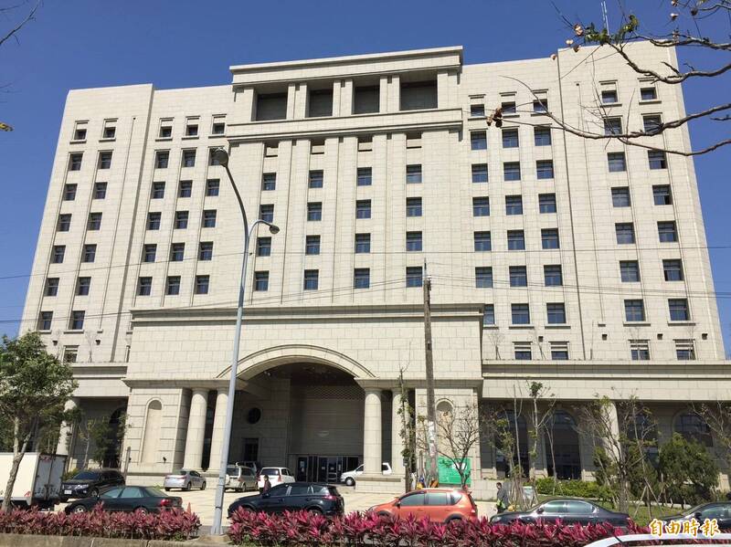 航警收賄！放行夾帶菸品從公務門入境被聲押