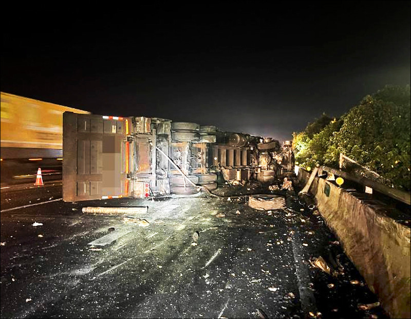 國一半聯結車翻覆爆炸 零件險砸警車