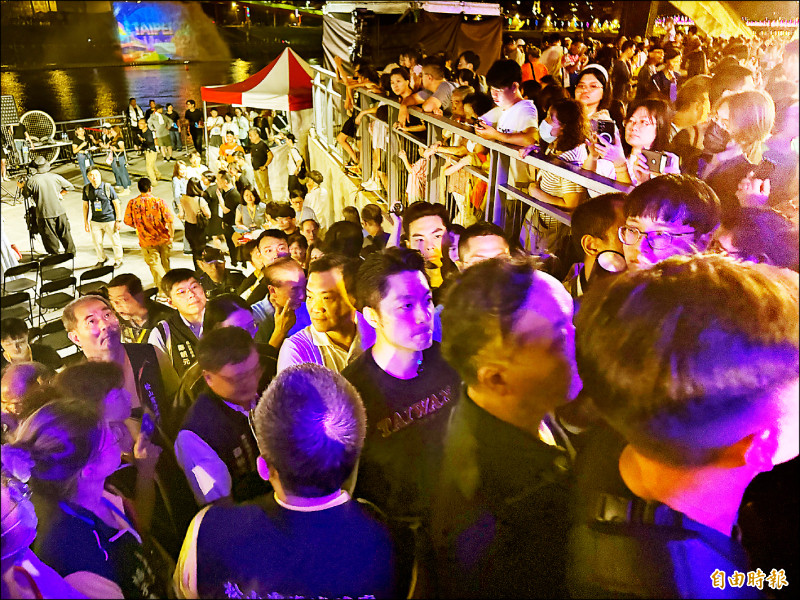 台北水舞嘉年華人擠人 「卡」水門10多分鐘