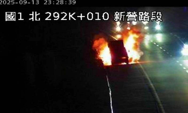 1輛小貨車昨晚行經國道中山高新營段，車底突然起火，南市消防隊獲報後趕抵迅速撲滅火勢，幸駕駛已逃離，無人傷亡，詳細肇因待警方調查。（民眾提供）