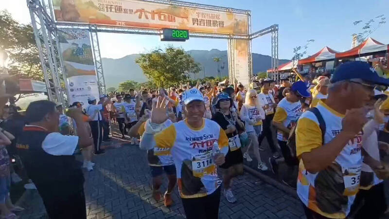 花蓮縣富里鄉今天舉行首屆結合金針花季與山徑挑戰的觀光運動賽事「六十石山半程馬拉松・勇者挑戰賽」，吸引近2000名跑者參加。（富里鄉公所提供）
