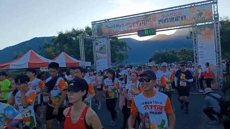 花蓮縣富里鄉今天舉行首屆結合金針花季與山徑挑戰的觀光運動賽事「六十石山半程馬拉松・勇者挑戰賽」，吸引近2000名跑者參加。（富里鄉公所提供）