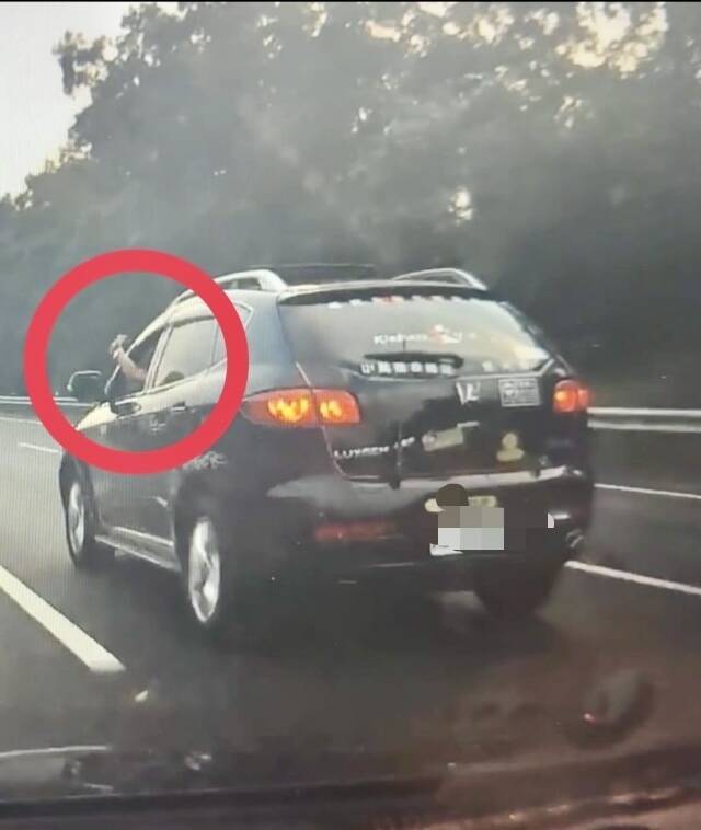 國3竹山路段疑行車糾紛 休旅車駕駛追逐賓士車拿空氣槍射擊