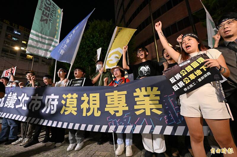 台北市政府上週六（13日）凌晨拆除公館圓環進行公車專用地下道填平，「行人零死亡推動聯盟」號召走讀抗爭行動。（資料照，記者廖振輝攝）