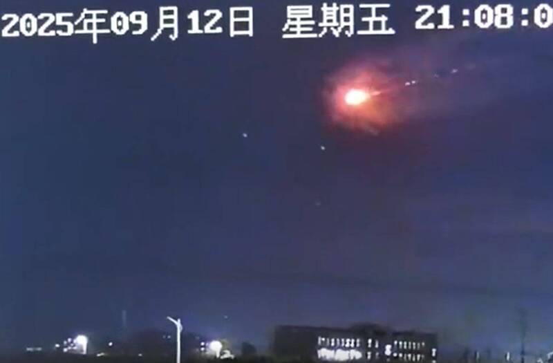 中國山東驚見不明飛行物被擊落！ 半空炸裂照亮夜空影片曝光
