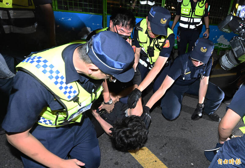 台北市政府上週六（13日）凌晨拆除公館圓環進行公車專用地下道填平，發生民眾抗議事件後爆發衝突。（資料照，記者廖振輝攝）