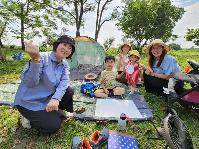 縣長周春米參加世界地球日海豐濕地舉辦兒童寫生比賽（屏東縣政府提供）