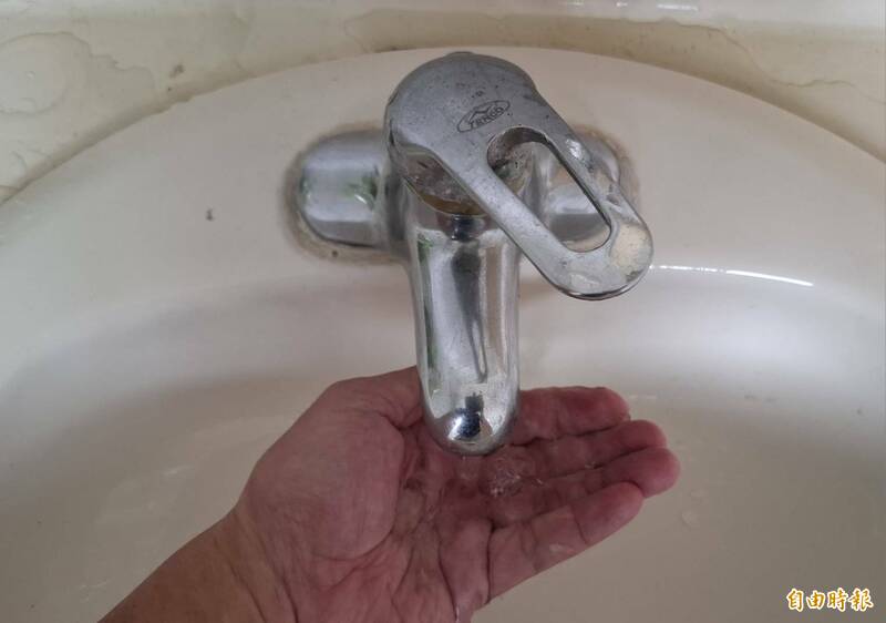 苗縣銅鑼及西湖鄉部分區域16日停水施工9小時，有3681戶供水受影響。（記者張勳騰攝）