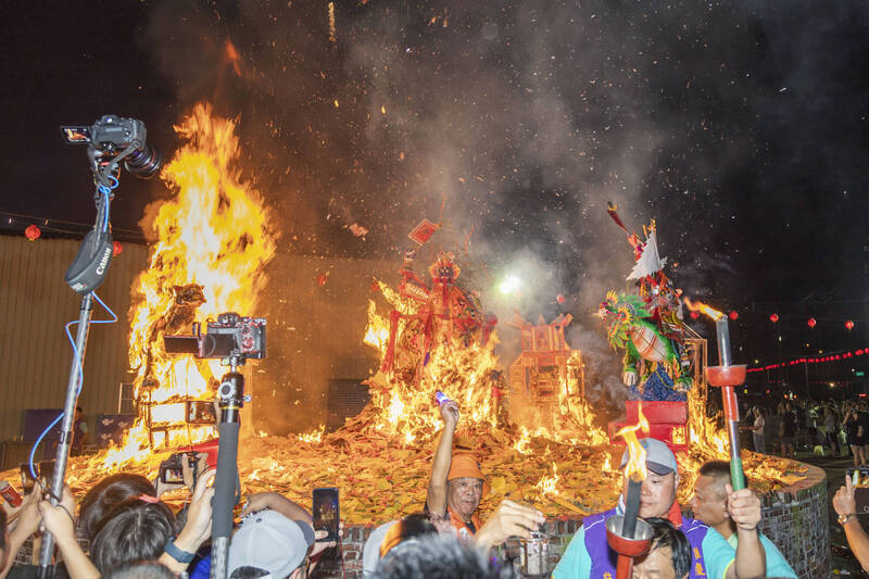 大士爺火化升天祭典落幕 3天30萬多人朝聖