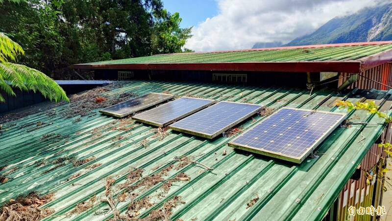太魯閣山區同禮部落民宿陸續裝設太陽能板，已擺脫黑暗部落的生活。（記者游太郎攝）