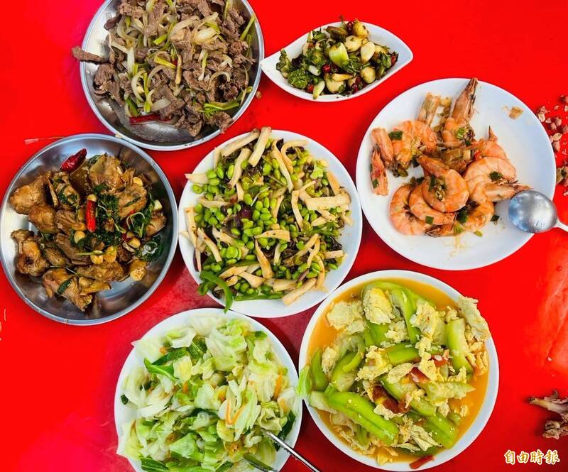 同禮部落民宿供餐以往以山產及野菜為主，因太陽能供電穩定，菜色已逐漸增加魚蝦類等海產。（記者游太郎攝）