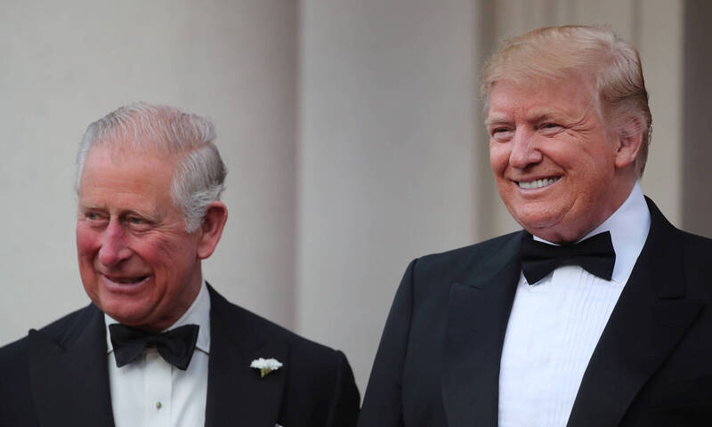 美國總統川普（右）本週將對英國展開第2次國是訪問，並由國王查爾斯三世（左）親自接待。此為2019年川普首次國是訪問期間，與當時仍是威爾斯親王（Prince of Wales）的查爾斯會晤的檔案照片。（路透資料照）