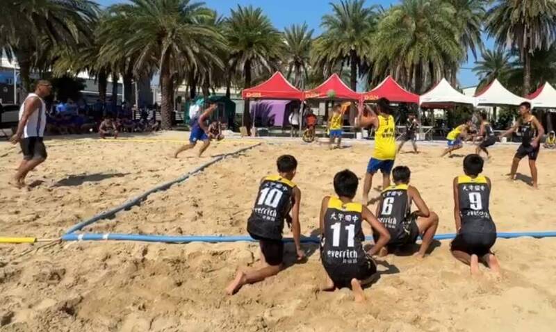 來自各地的沙灘手球好手，在彰化鹿港佐儀運動園區比賽。（民眾提供）