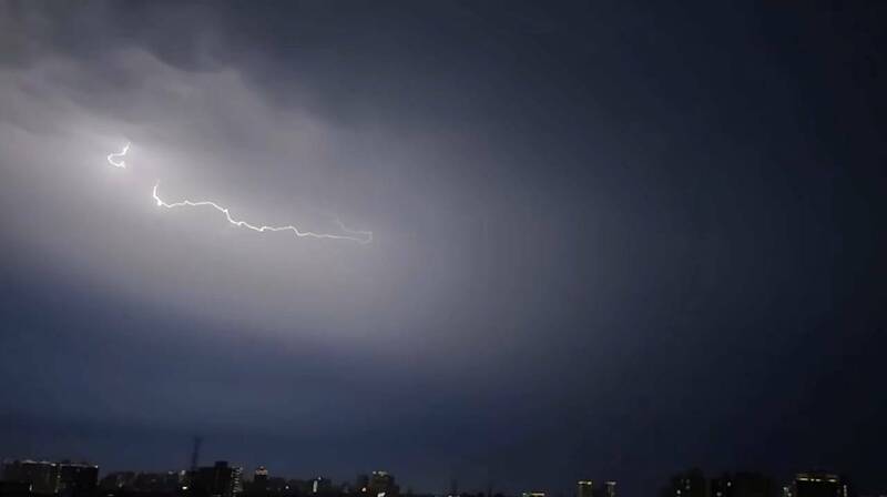 台南地區傍晚約5點半出現劇烈熱對流現象，接連多次的閃電與雷鳴聲。（民眾提供）