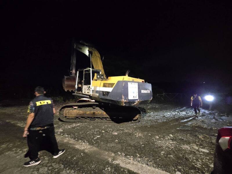 高雄特勤警變身戰狼 暗夜巡查美濃大峽谷