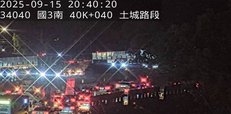 國3南下土城段貨車與遊覽車事故2傷 一度占用3車道回堵