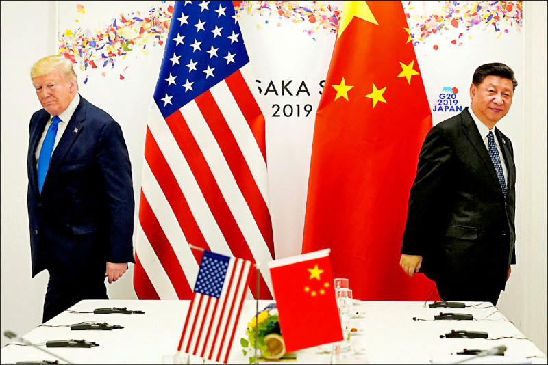 中國已正式邀請美國總統川普（左）前往北京，與中國國家主席習近平（右）舉行高峰會，但由於兩國在貿易及芬太尼議題上仍有顯著分歧，白宮尚未回應中方的邀請。（路透檔案照）