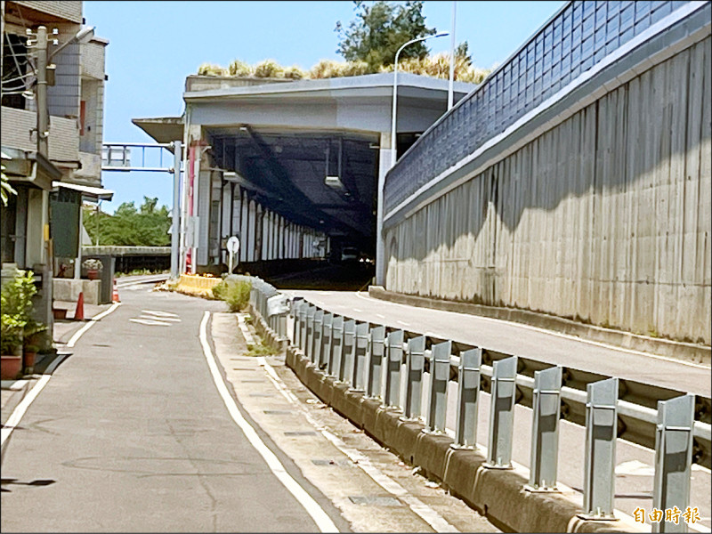 1對男女騎乘改裝機車懸掛偽造車牌，遇警拒檢加速前行，不幸在鳳鼻尾隧道南端出口自撞路側紐澤西護欄，雙雙送醫不治。（記者廖雪茹攝）
