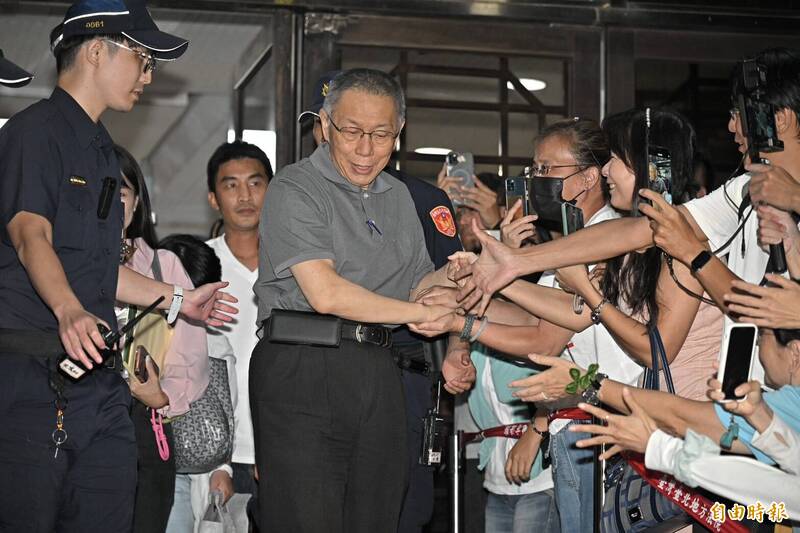 小草嗨喊「清清白白」傳入庭內！法官不悅警告柯文哲「不應再發生」