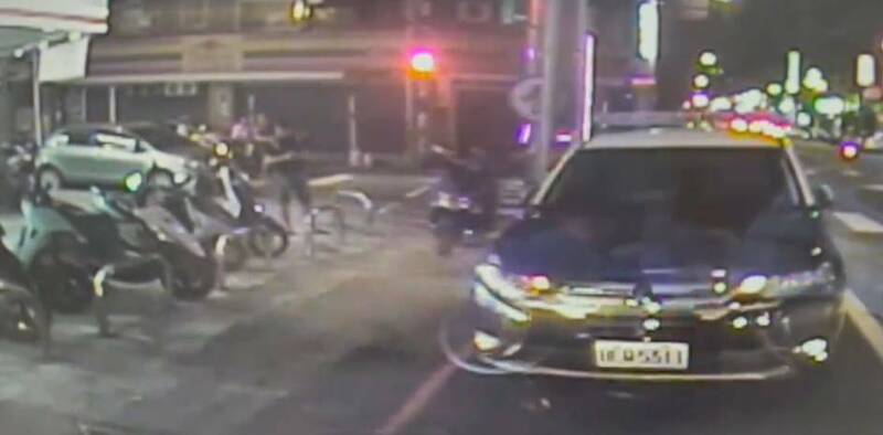 女子負傷衝進超商求救，現場有不少民眾目擊，警、消趕抵將她送醫。（記者鄭淑婷翻攝）