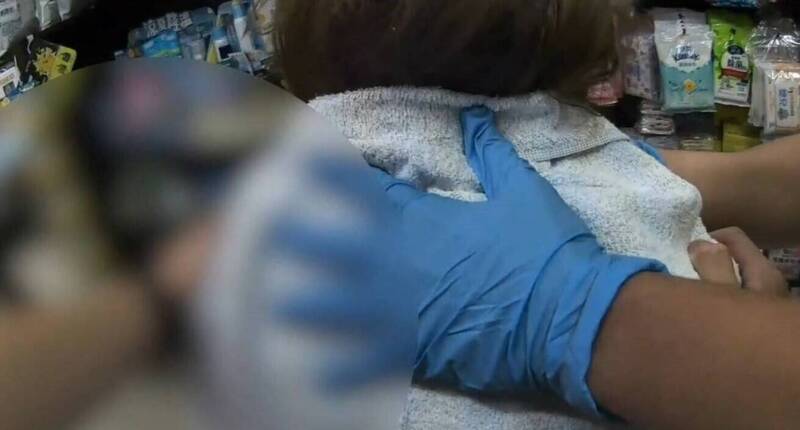 女子頸部遭到割傷，救護人員緊急處置後將她送醫救治。（記者鄭淑婷翻攝）